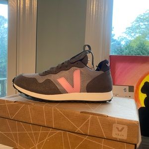 Veja woman’s sneakers size 7 New in the box